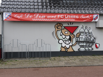 829744 Gezicht op de zijgevel van Café de Don (Meerndijk 18) te Utrecht, met op de zijgevel graffiti van een Utrechtse ...